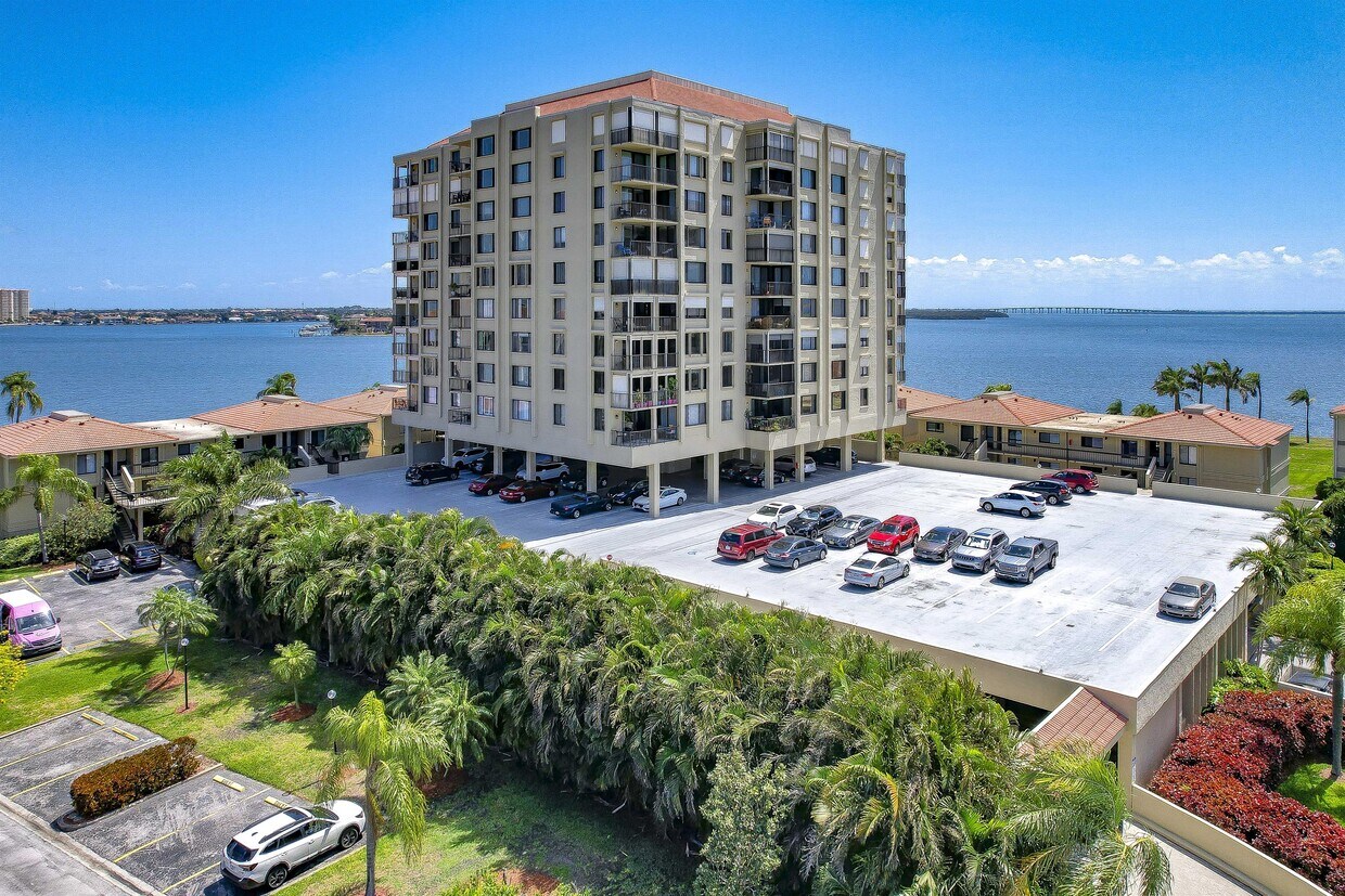 Foto principal - 6322 Palma Del Mar Blvd S