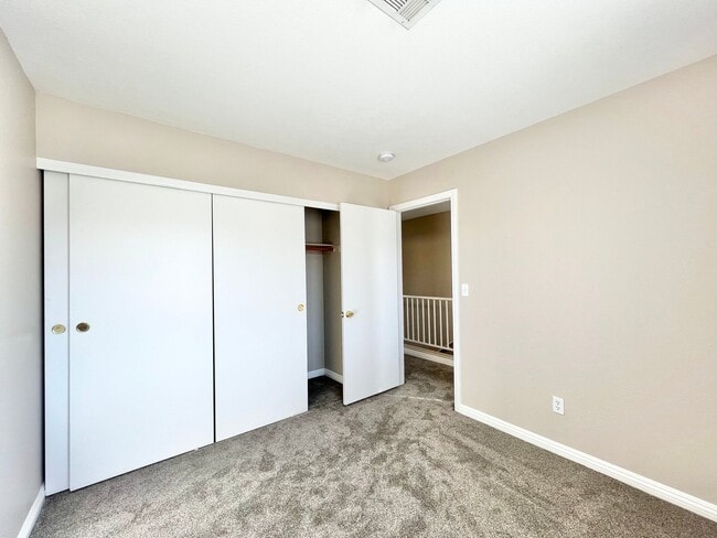 Building Photo - Wonderful 2-story single-family home with ...