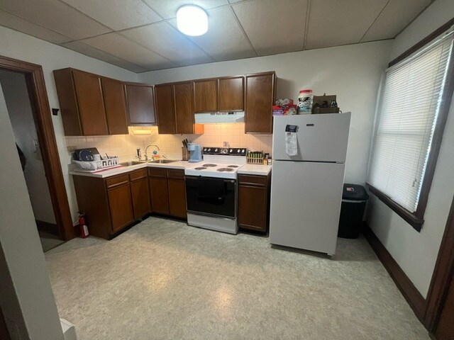 Kitchen, inc fridge and stove - 417 13th St