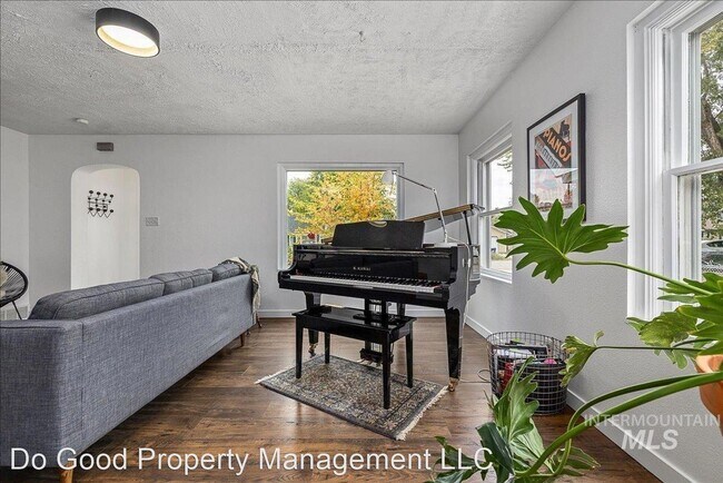 Building Photo - 3 br, 1 bath House - 2900 N Woody Dr.