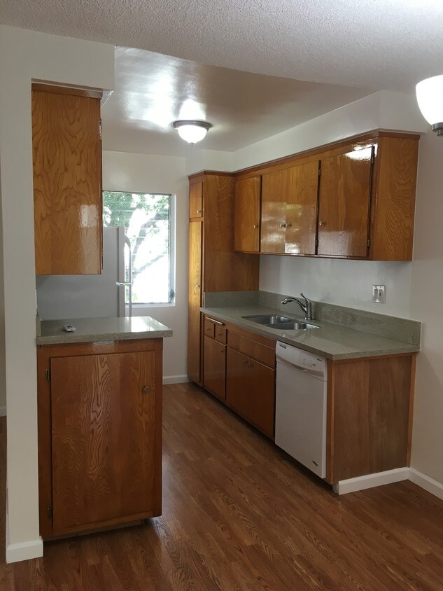 Kitchen - 3363 Vinton Ave