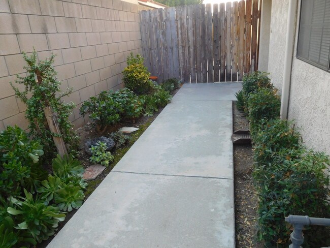 Building Photo - 530 S San Jose Ave