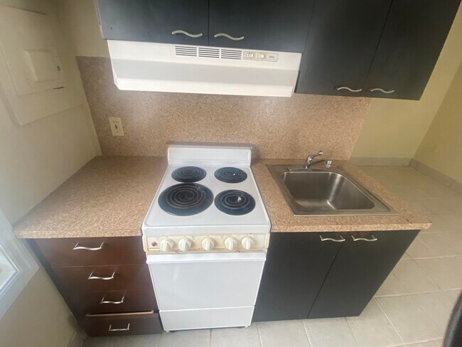 Foto del edificio - 325 Decarie St