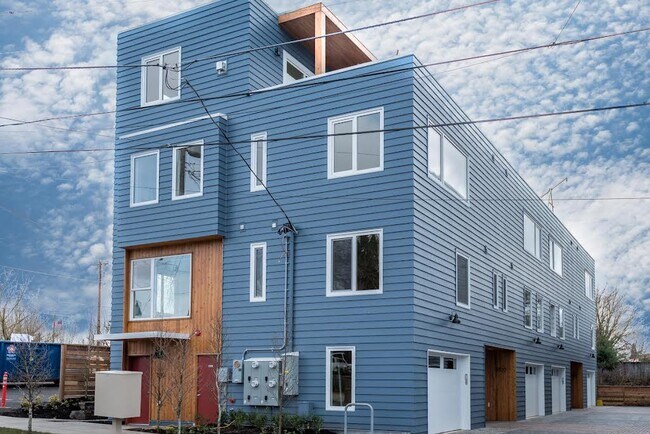Building Photo - 1536 N Blandena St