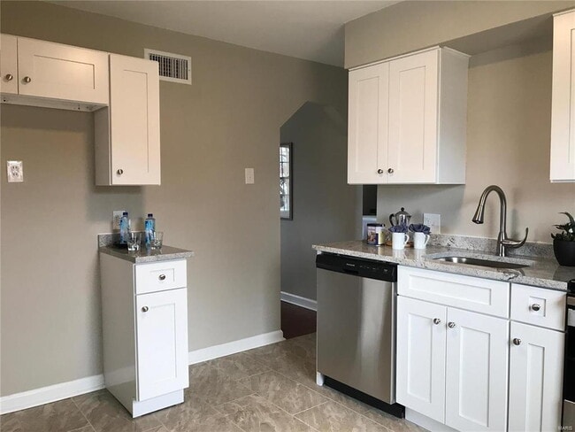 Building Photo - Updated Cottage with Garage & Privacy Fence