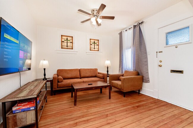Foto del edificio - 1304 Dammert Ave