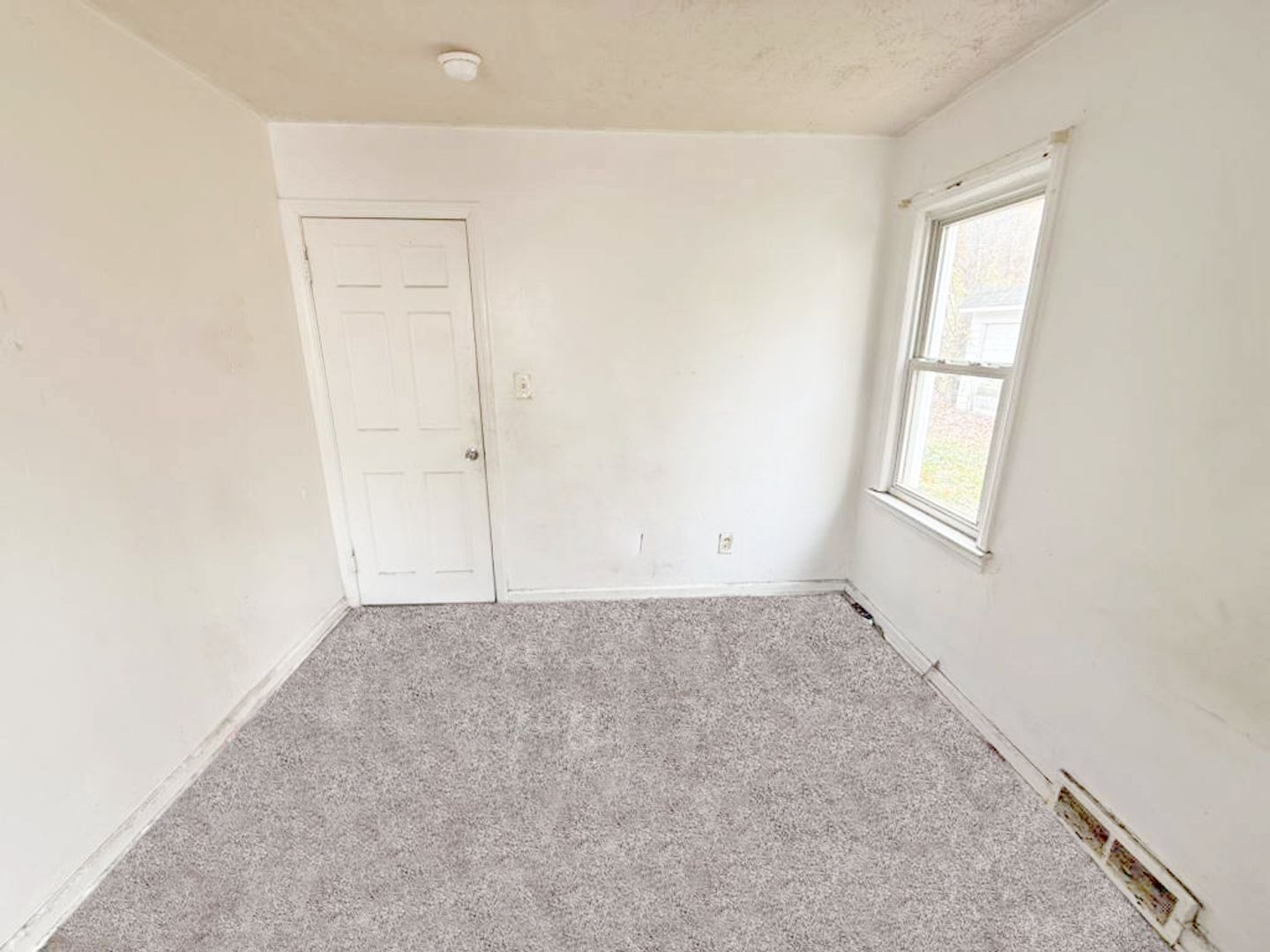 2484 Greenvale Rd Cleveland, OH 44121 – photo 4