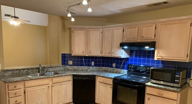 Building Photo - 6908 Chateau Dr