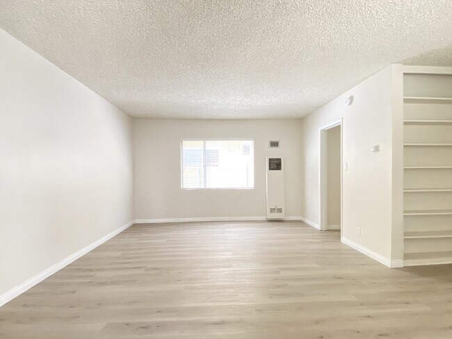 Building Photo - Newly Renovated Studio with Parking and La...