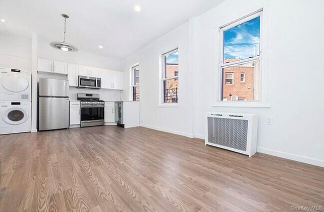 Foto del edificio - 37-17 Greenpoint Ave