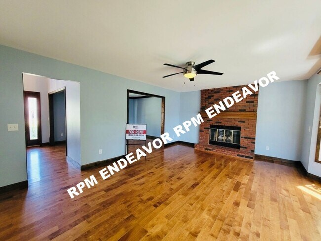 Building Photo - 3Bed/3.5 bath Available Now!