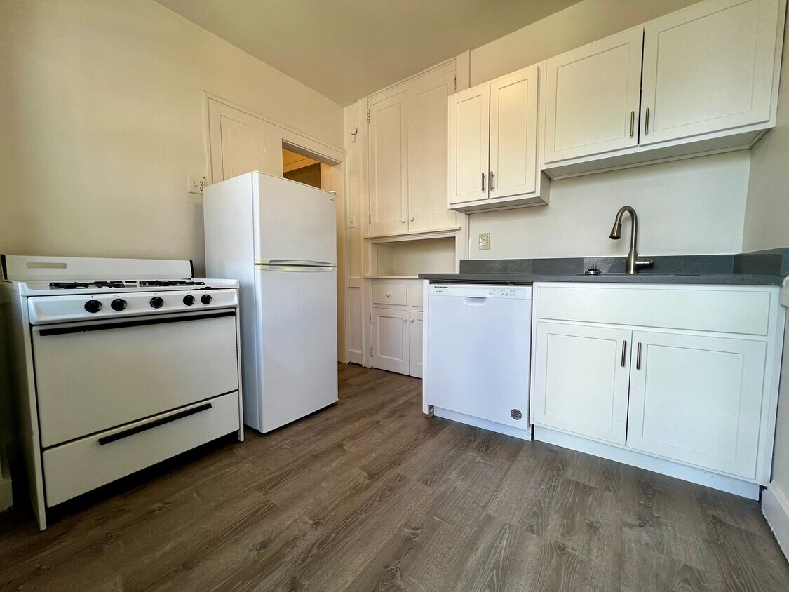 Bright & Spacious 1BD in Oakland! Beautiful Hardwood Floors, Equipped Kitchen & More! Call Today! - Bright & Spacious 1BD in Oakland! Beautiful Hardwood Floors, Equipped Kitchen & More! Call Today!