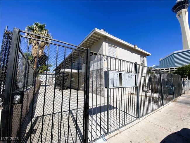 Foto del edificio - 230 W Boston Ave