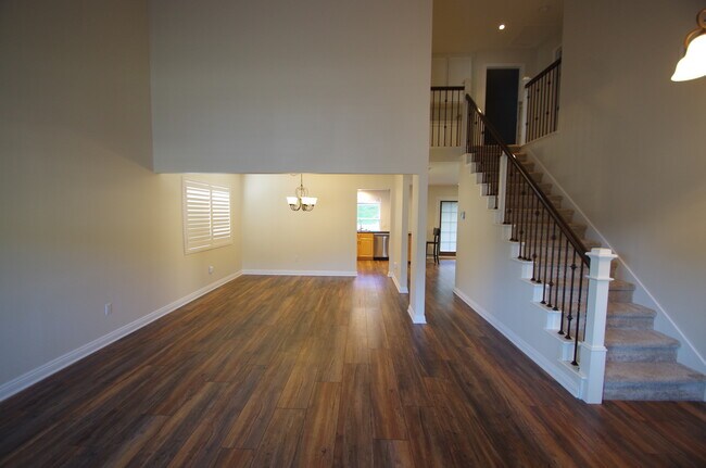 Building Photo - 419 Sundance St