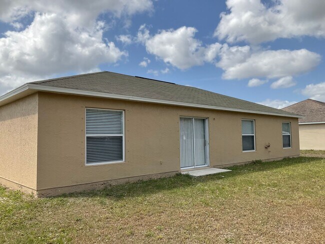Building Photo - 3 BR 2 BA 2 CG in western PSL