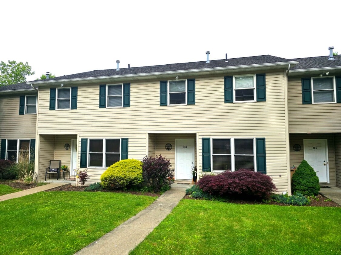 Foto principal - Beautiful 2 Bedroom Townhome - Only Steps ...