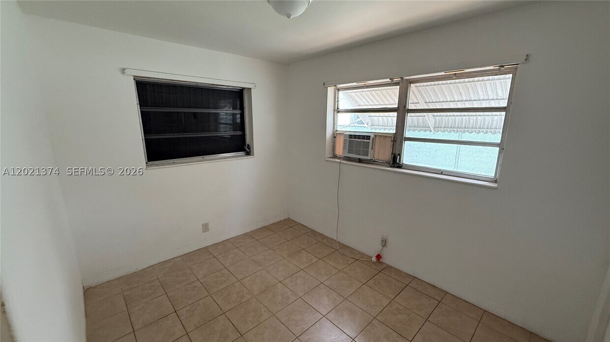 Building Photo - 4940 SW 28th Terrace