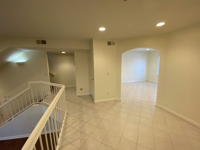 Building Photo - Awesome Townhouse in El Segundo w/Laundry in Unit, Garage and Pool