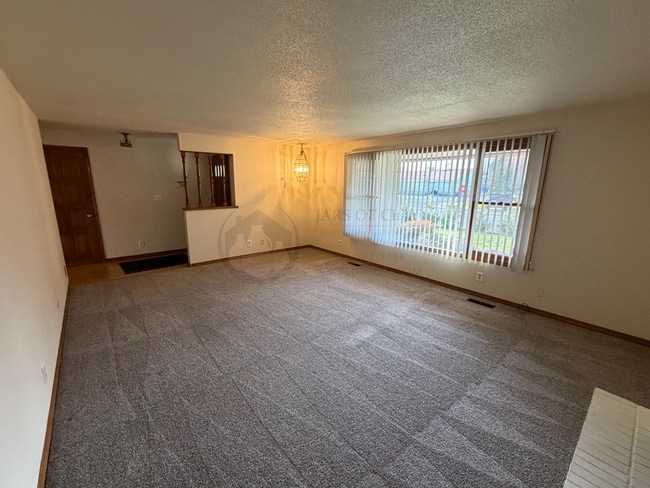 Building Photo - Single Level Duplex- Rent Ready!