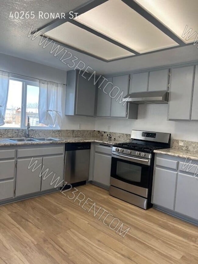 Foto del edificio - LAKE LOS ANGELES 3BD/2BTH  PLUS BONUS ROOM...