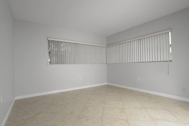 Building Photo - 1018 Park Dr