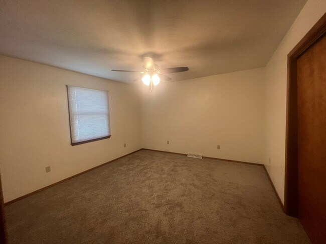 Foto del edificio - 6327 Brent Dr