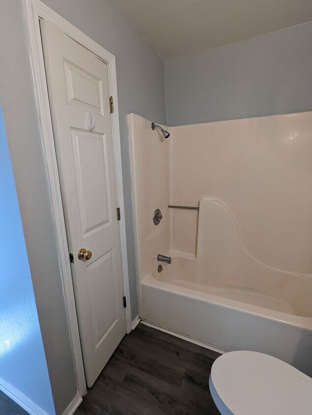 Foto principal - Upstairs 2 Bedroom Updated Apartment