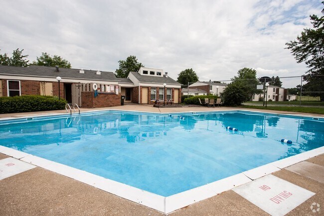 Piscina - Presidential Apartments & Townhomes