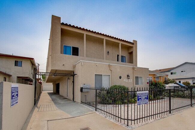 Foto del edificio - 4832 W 116th St
