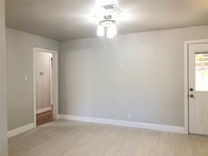 Building Photo - 5005 De Milo Dr
