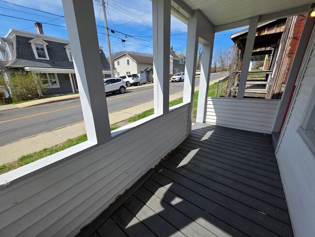 Building Photo - Beautiful Waterside 3 bedroom Single-Family Home - Catskill, NY