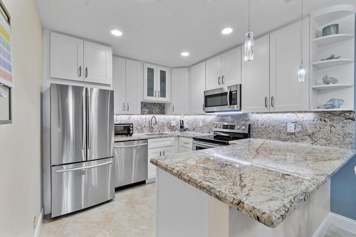 Primary Photo - 250 S Ocean Blvd