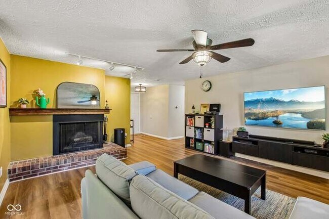 Foto del edificio - 8047 Pebble Creek Ct