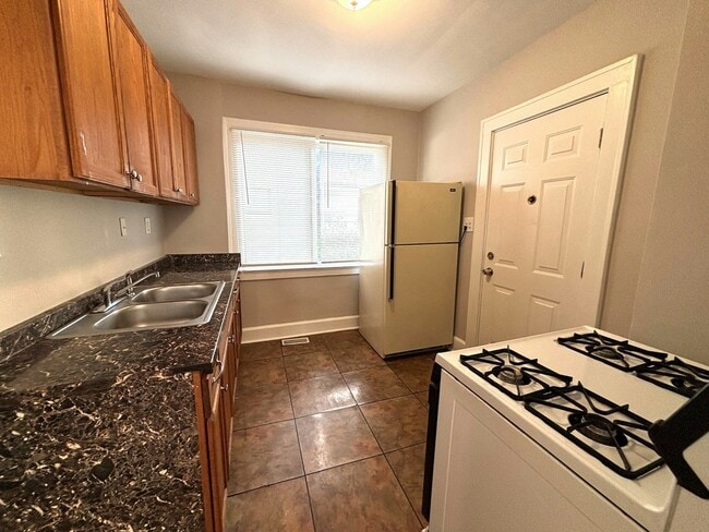 Building Photo - 536 E Jarvis Ave