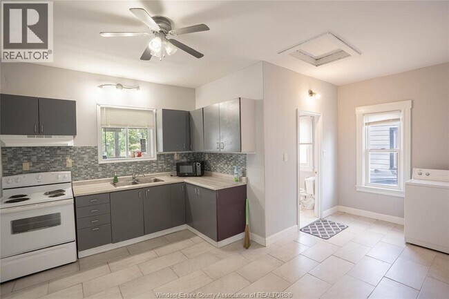 Building Photo - 354 Curry Ave