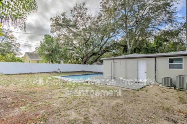 Building Photo - 425 Orangewood Dr