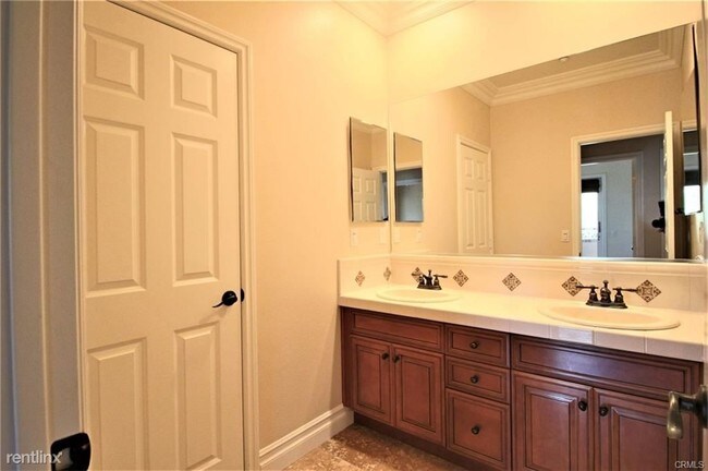 Building Photo - 4 br, 3.5 bath House - 4 Compass