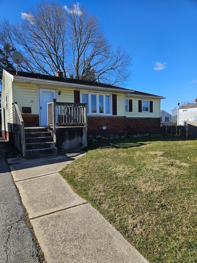 Foto principal - Delightful 4 bedroom 1.5 bath ranch home f...