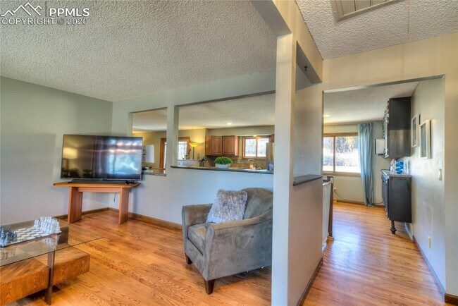Building Photo - Walk to Country Club! D12 schools! 6 beds,...
