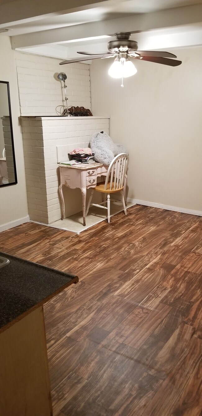 Foto del edificio - 2721 Budau Ave