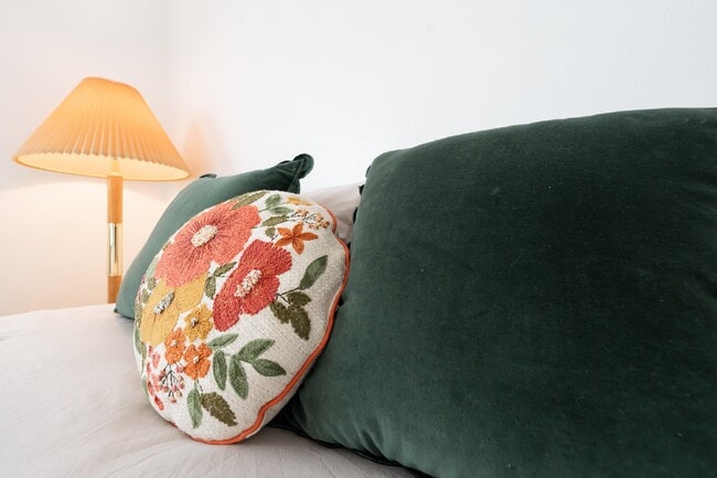 Foto del edificio - Executive Rental **Stylish & Fully Furnished 2-Bedroom in the Heart of Farmington – Flexible Leas...