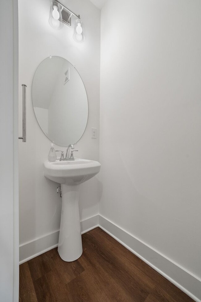Building Photo - Spacious Primary Suite Plus Garage and Fen...