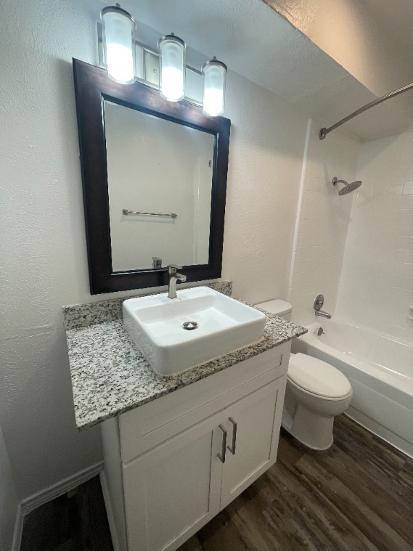 Building Photo - 1700 Village E Dr