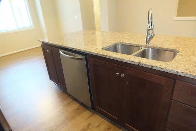 Building Photo - 3 Bedroom Townhome Condo