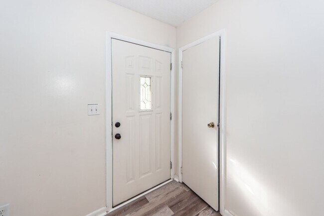 Building Photo - 3 Bedroom 2 Bath Home in Ponderosa - West ...