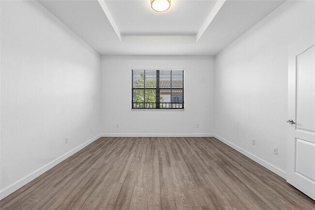 Building Photo - 9572 Town Parc Cir N
