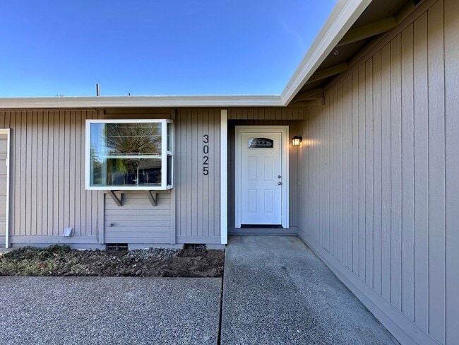 Building Photo - Newly Renovated Single-Family Home in Gresham! 3 Bed/1 Bath w/ Double Car Garage!
