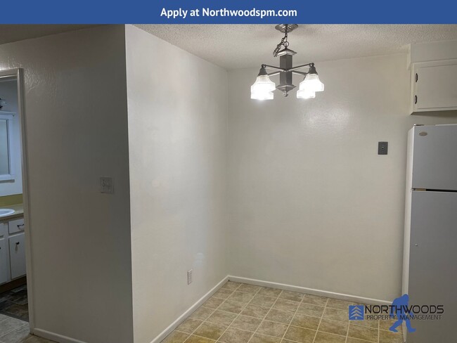 Building Photo - Cute 1 Bedroom 1 Bathroom four plex in Cen...