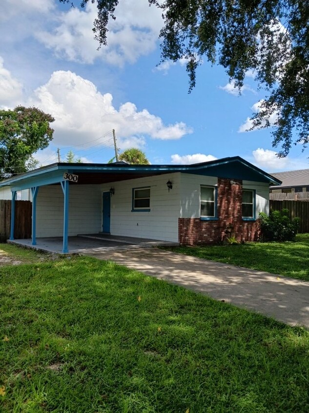 Primary Photo - 300 Tulane Dr