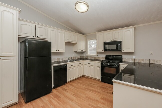 Building Photo - 3 Bedroom, 2.5 Bathroom in Clinton
